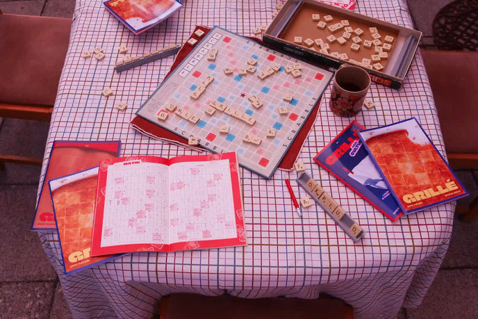 Cahiers Grillé mots fléchés avec grilles, lettres en bois et accessoires de jeu sur plateau