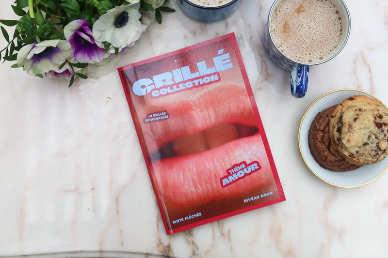 mots fléchés collection thème amour posés sur une table