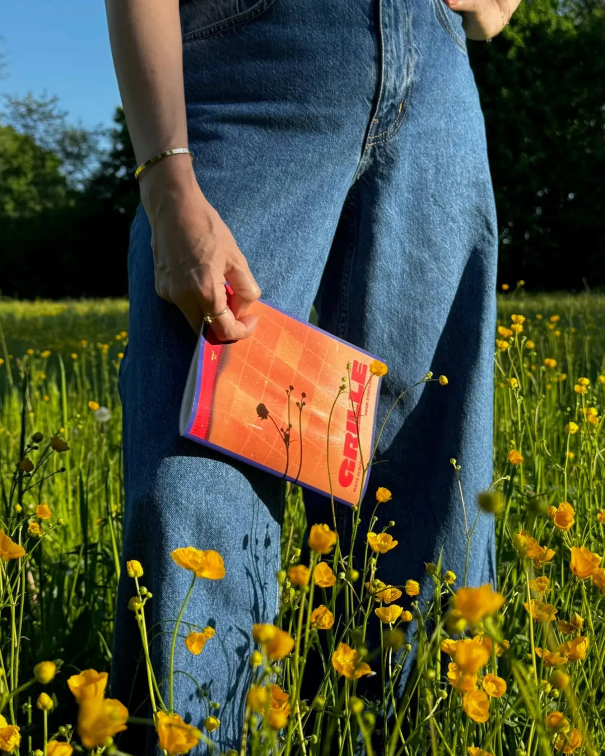 Personne tenant cahier mots fléchés Grillé CHAUD dans prairie