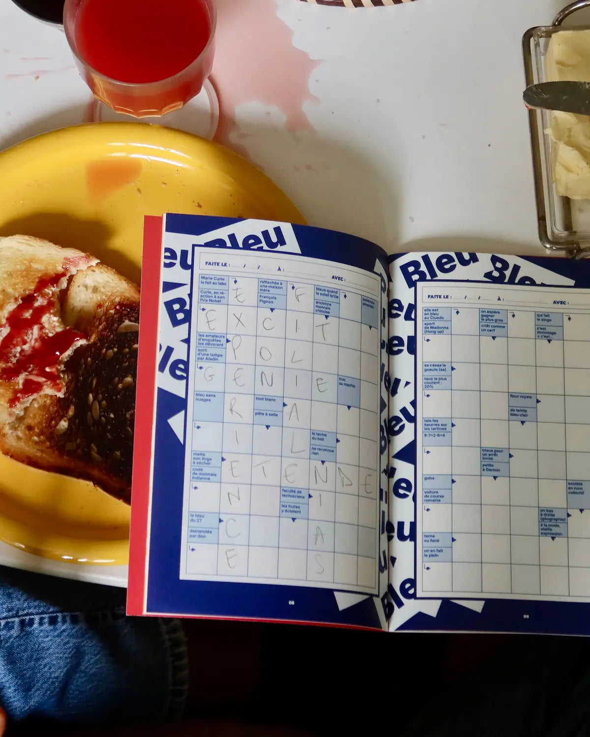 Cahier Grillé DOUX ouvert sur grille bleue ambiance café