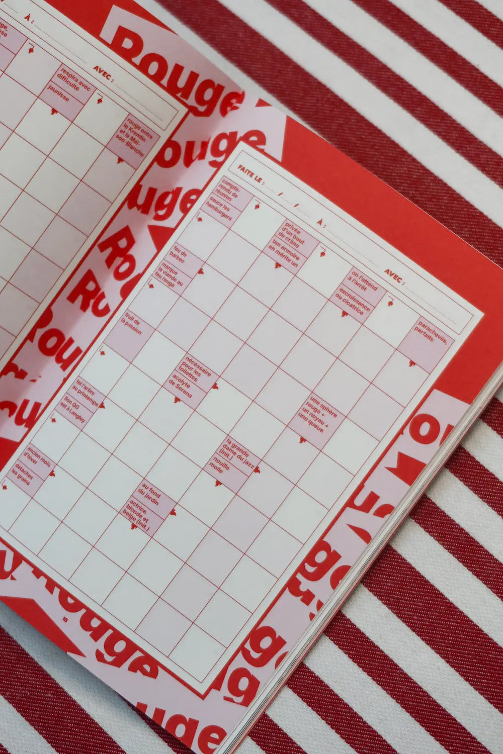 cahier grillé doux ouvert à la page thématique rouge