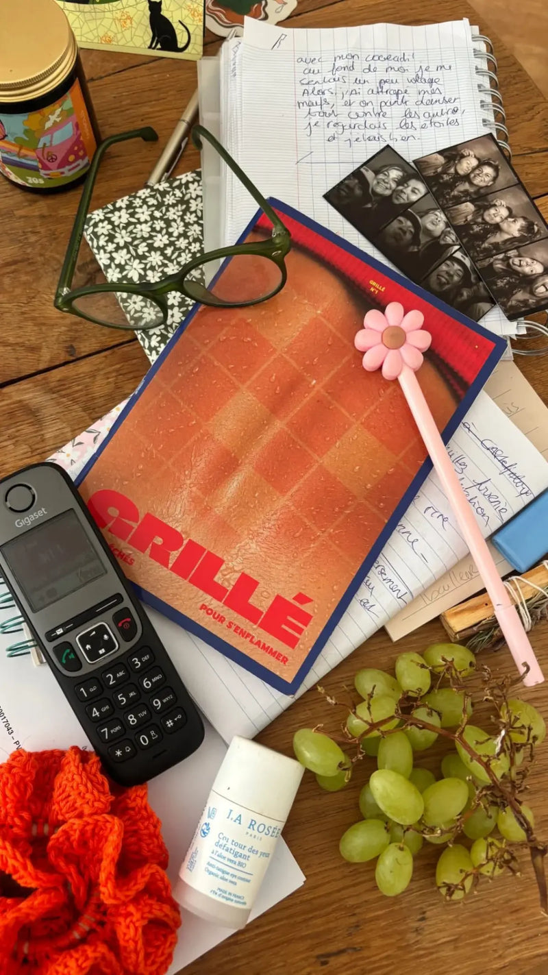 Flatlay vintage avec cahier de mots fléchés GRILLÉ Chaud
