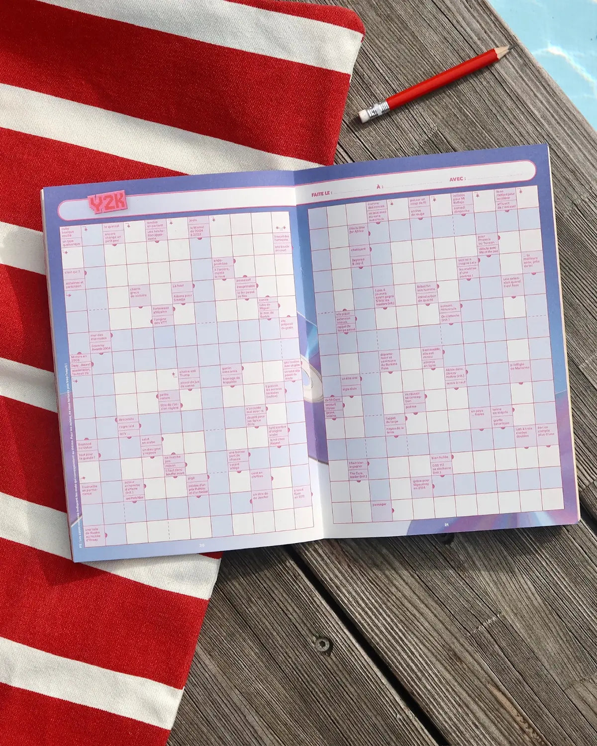 Cahier Grillé CHAUD ouvert sur grille thématique années Y2K