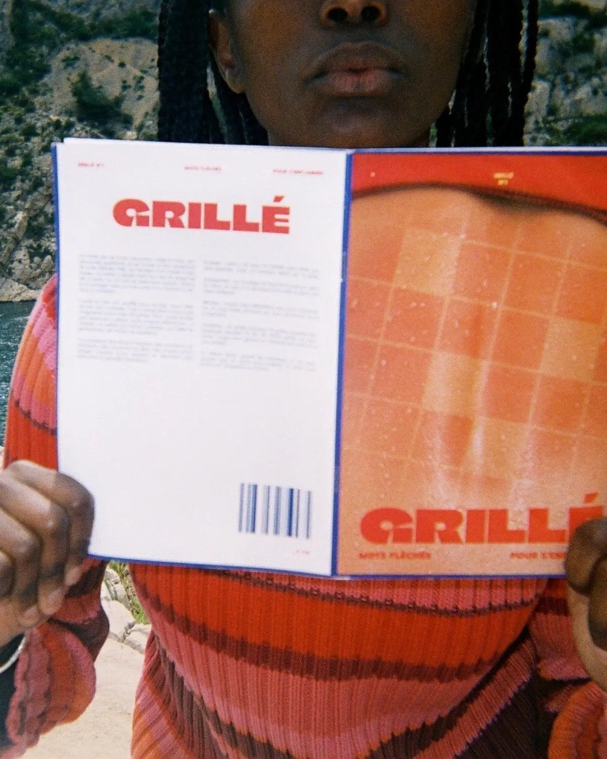 Personne montrant cahier mots fléchés Grillé CHAUD ouvert