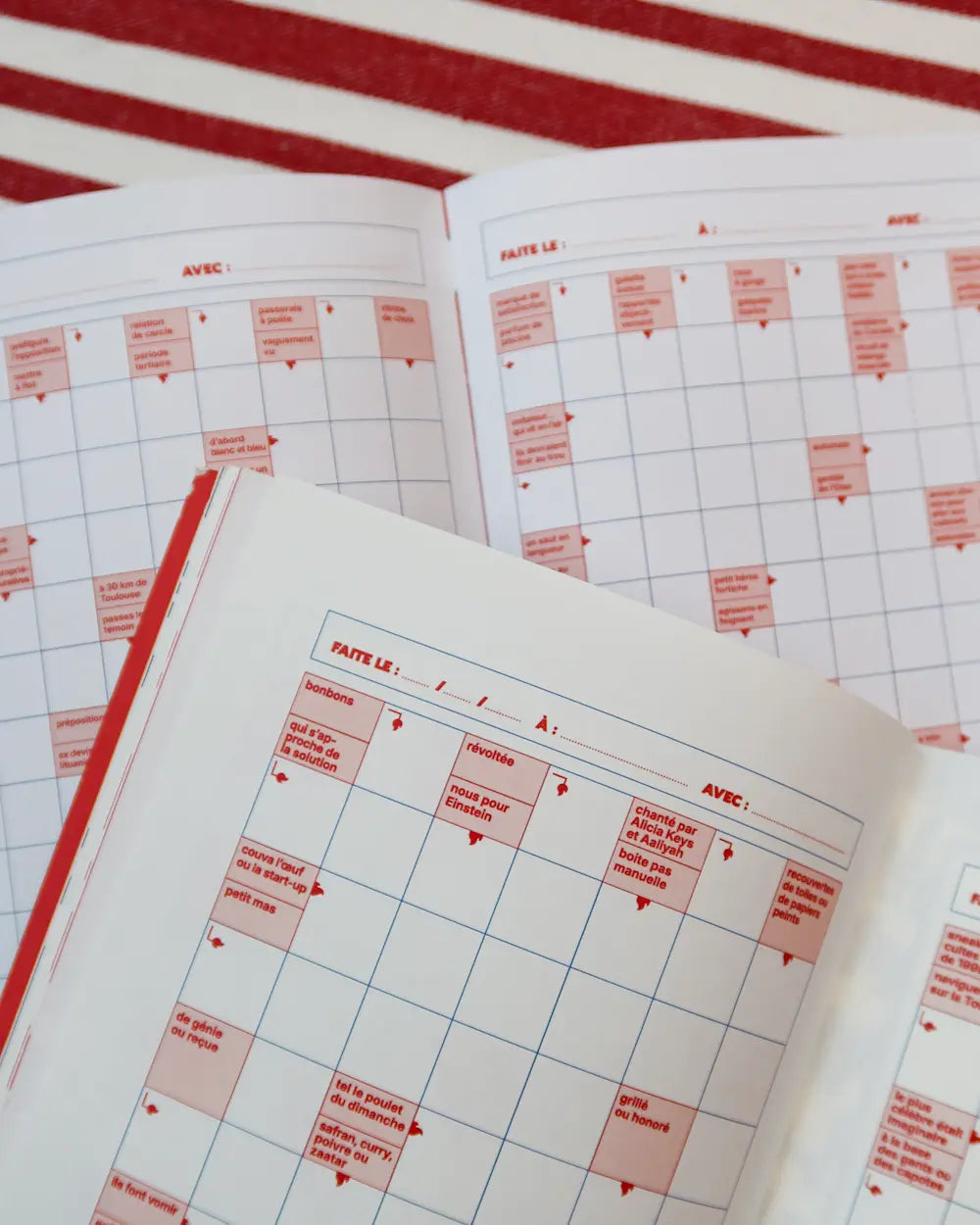 grilles de mots fléchés nouvelle génération ouvertes sur une table