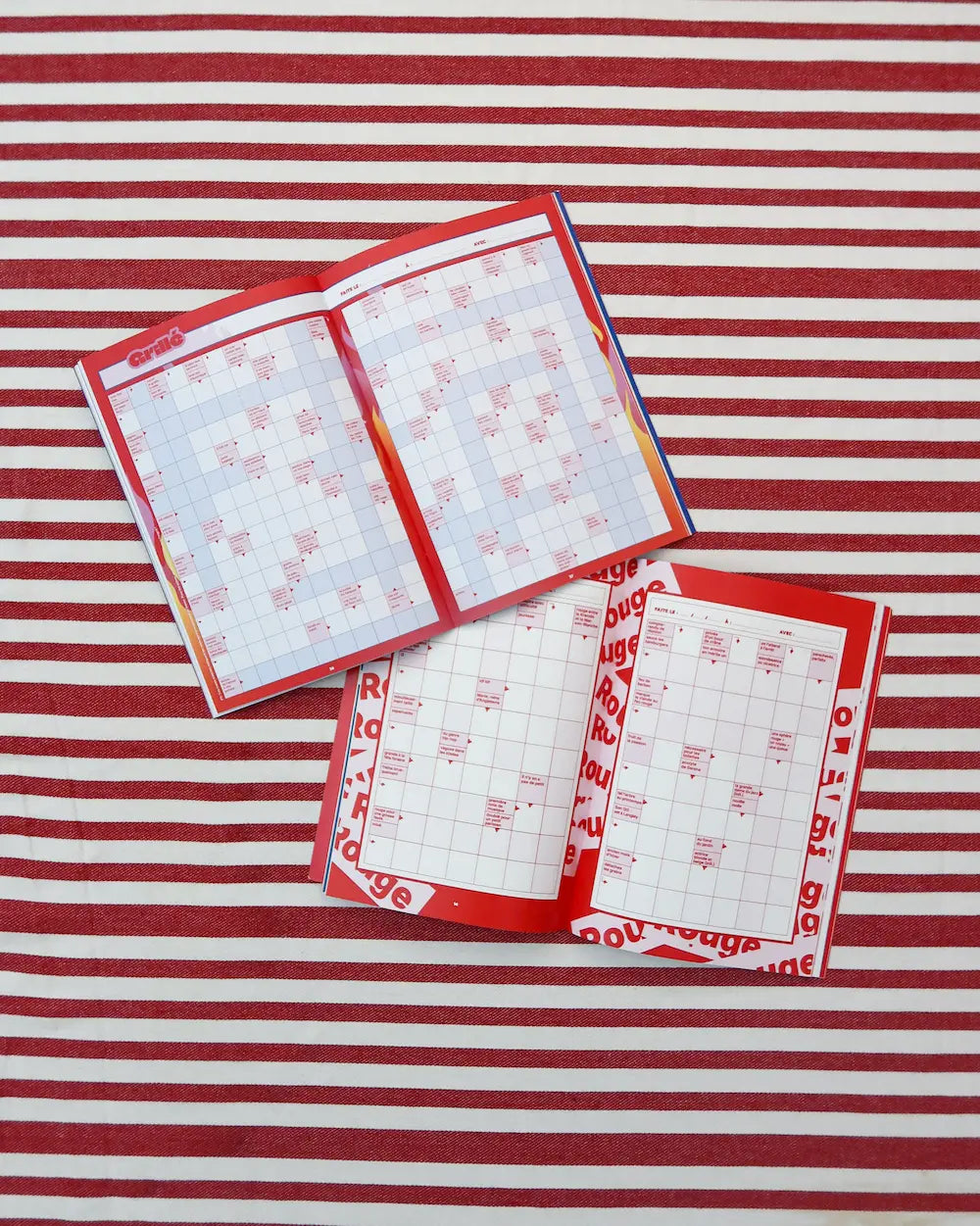 cahiers de mots fléchés du pack découverte ouverts à la page Grillé et thème rouge