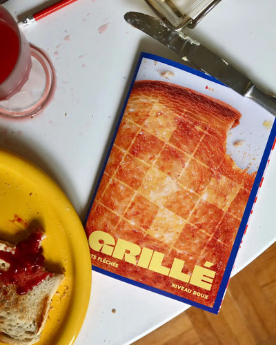 Cahier mots fléchés Grillé DOUX sur table petit-déjeuner