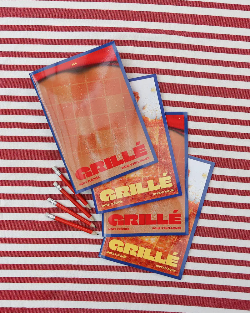 Photo de 4 mots fléchés Grillé sur une nappe rayée rouge